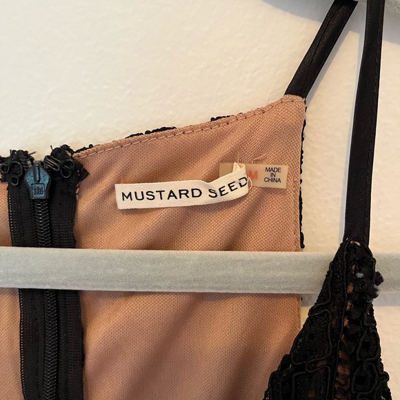 Black lace dress size medium. Fits small. - Picture 4 of 4